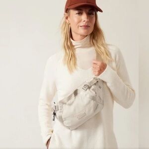 NEW ATHLETA LARGE EXCURSION BELT BAG IN CREAM NUDE ✨